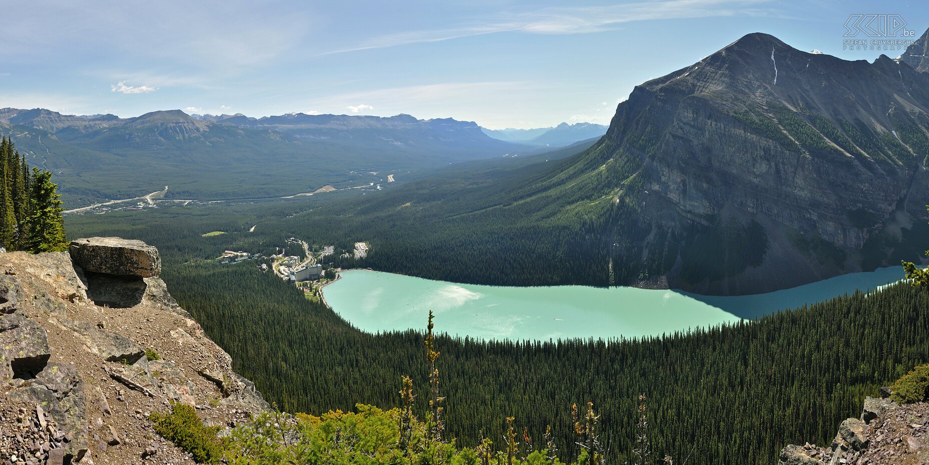 Banff NP - Lake Louise - Little Beehive From Lake Louise (1732m) we followed the trail to the Little Beehive, Lake Agnes, Big Beehive and Plain of Six Glaciers. This day trip is about 20km. From Little Beehive (2253m) we had a good view of Lake Louise and the large impressive hotel near the lake. Stefan Cruysberghs